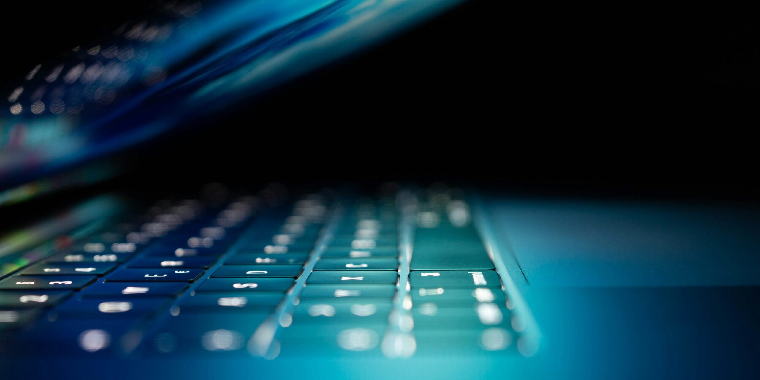 philipp-katzenberger-iIJrUoeRoCQ-unsplash Image of computer halfway open